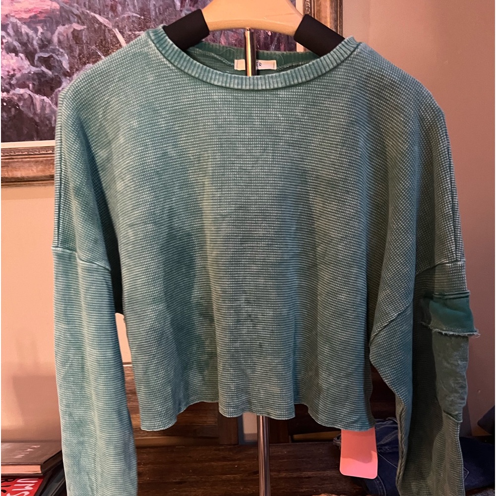 Adorable semi crop waffle knit top.